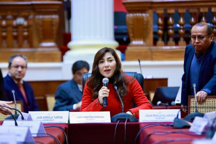 El Congreso suspendió 16 denuncias contra Dina Boluarte por orden del TC. Los casos se reactivarán al finalizar su mandato presidencial.